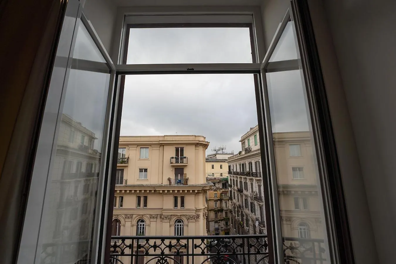 Guest house Greros H. Porto Napoli Centro, By Clapa Group Dislocated Hospitality Hotel