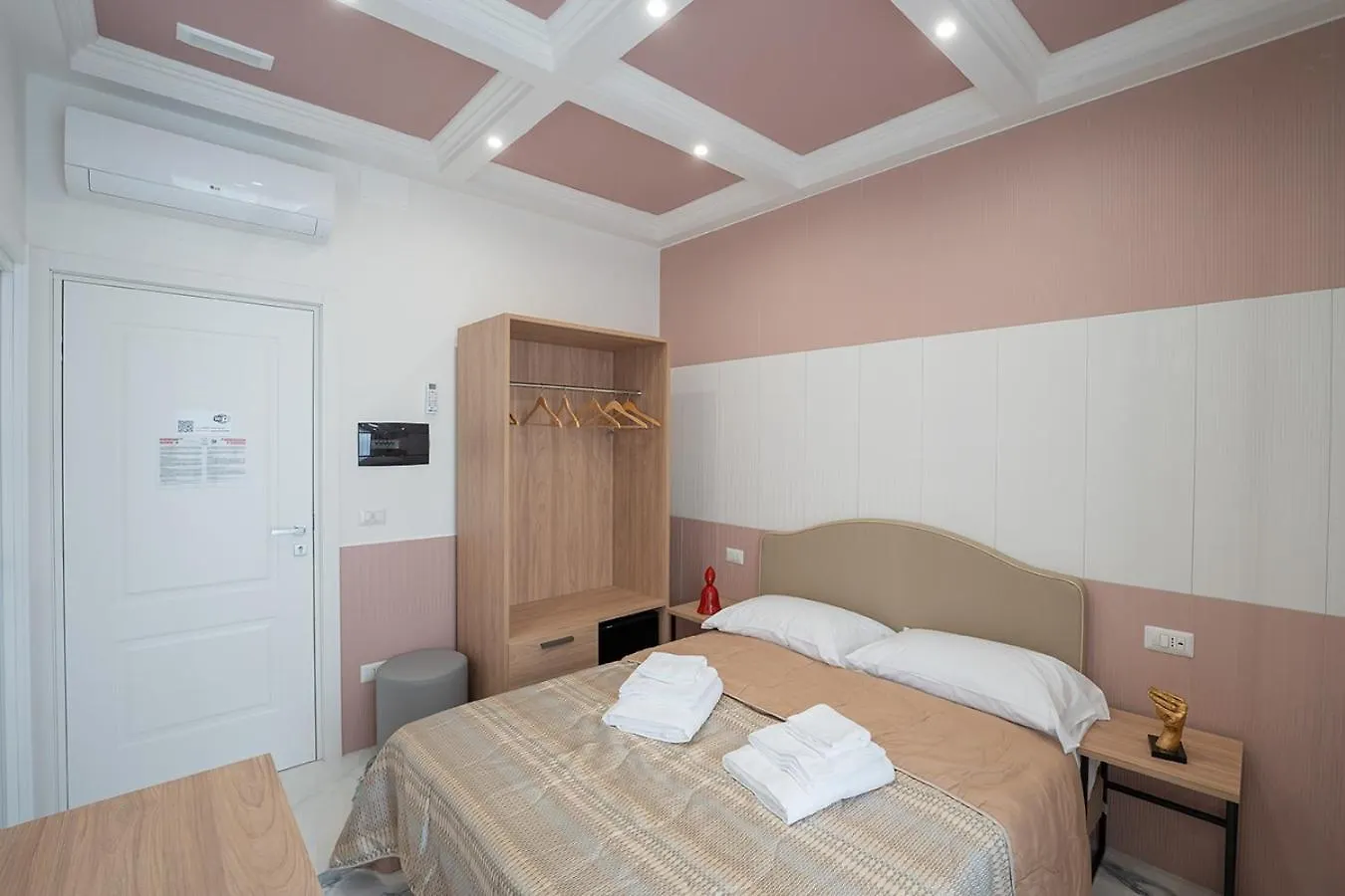Greros H. Porto Napoli Centro, By Clapa Group Dislocated Hospitality Hotel Guest house